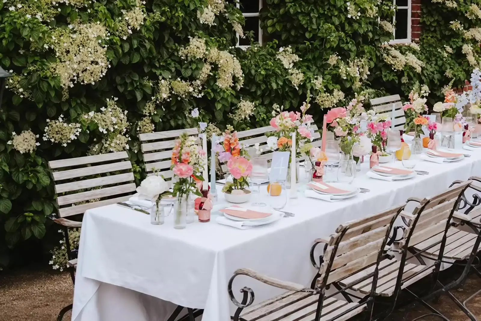 Gedeckte Hochzeitstafel im Garten des Hofs