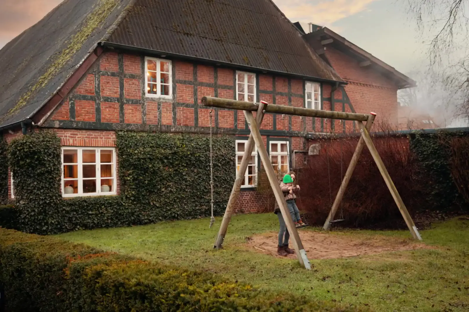Das Fachwerk-Farmhouse in der Abenddämmerung