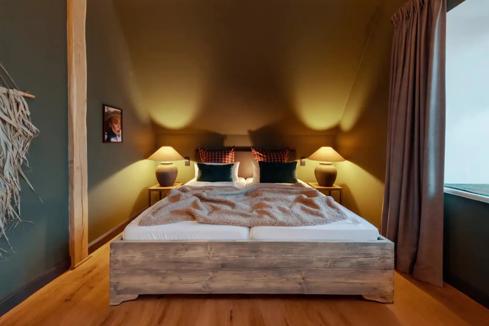 Doppelbett mit Leselampen in einer Cabin
